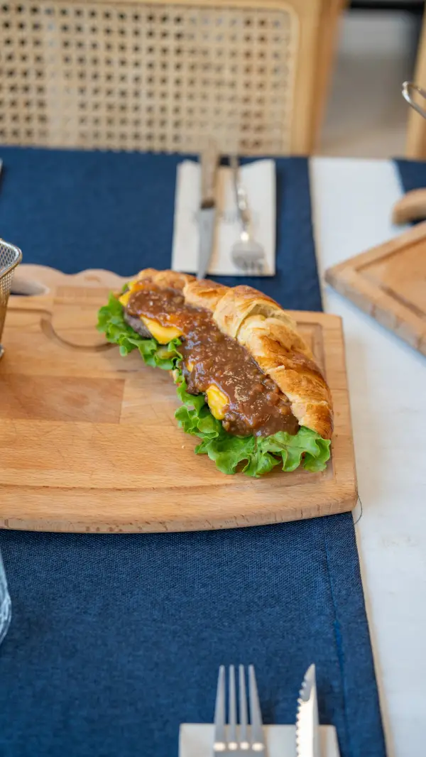 Demi Glace Soslu Kruvasan Burger